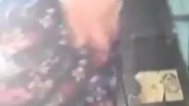 Elated Desi hottie spreads legs to finger her cute cunt for MMS clip