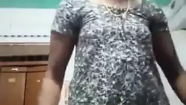 Desi loves XXX striptease and performs it for her sex viewers at home