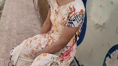 Desi Ladaki Bahar Baiti Thi To Baju Wale Uncle Ne Dekha Or Ladaki Ko Bola Muze Chodana Hai Chut Tuhmari