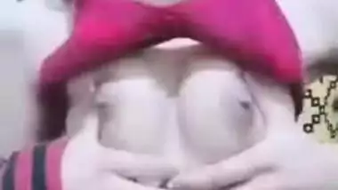 Kashmiri teen Desi girl pulls top up to expose boobs in XXX video