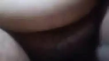 Indian aunty tries not to show face not to be recognized in XXX video